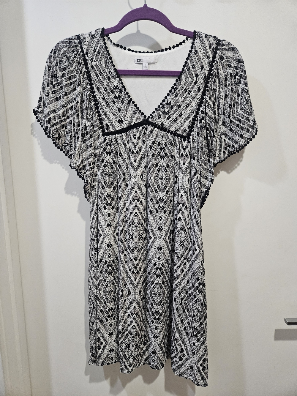 DR2 Black and White Geometric V-Neck Short Sleeve Dress